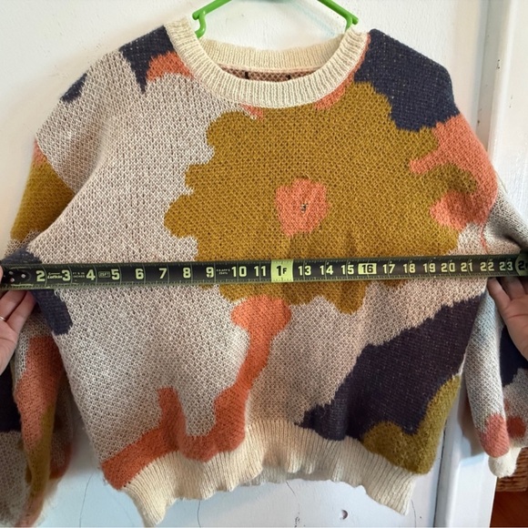 Boho Floral Cottagecore Sweater - Vintage-Look - Small Hole (Reflected in price) - Picture 3 of 5